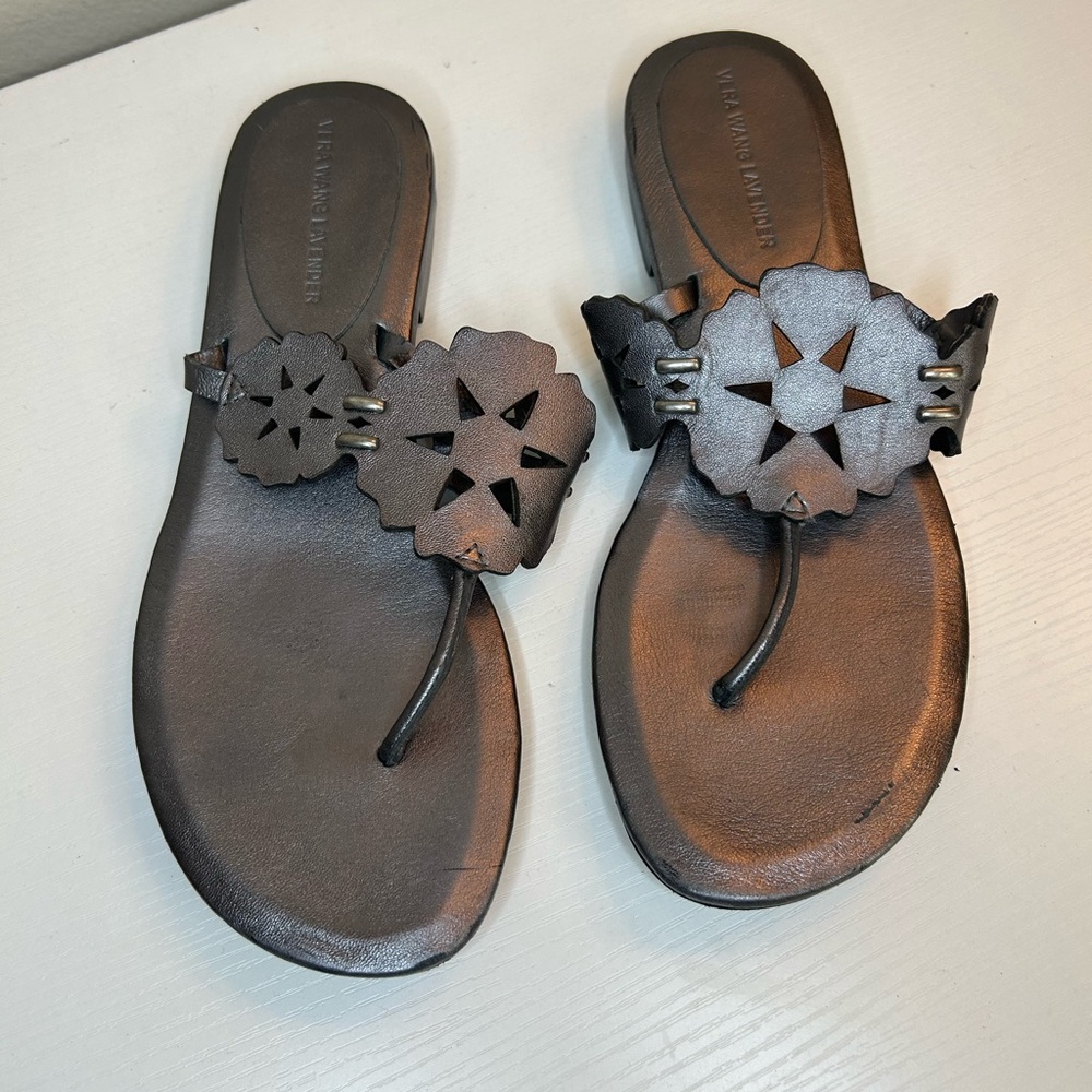 Vera Wang Sandals Flat Silver/Gray Medallion Thong Open Toe & Back 8M)